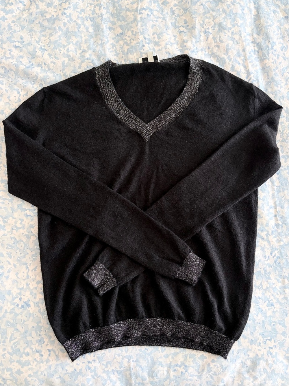 V-Neck Cashmere Long Sleeve with Contrast Trim